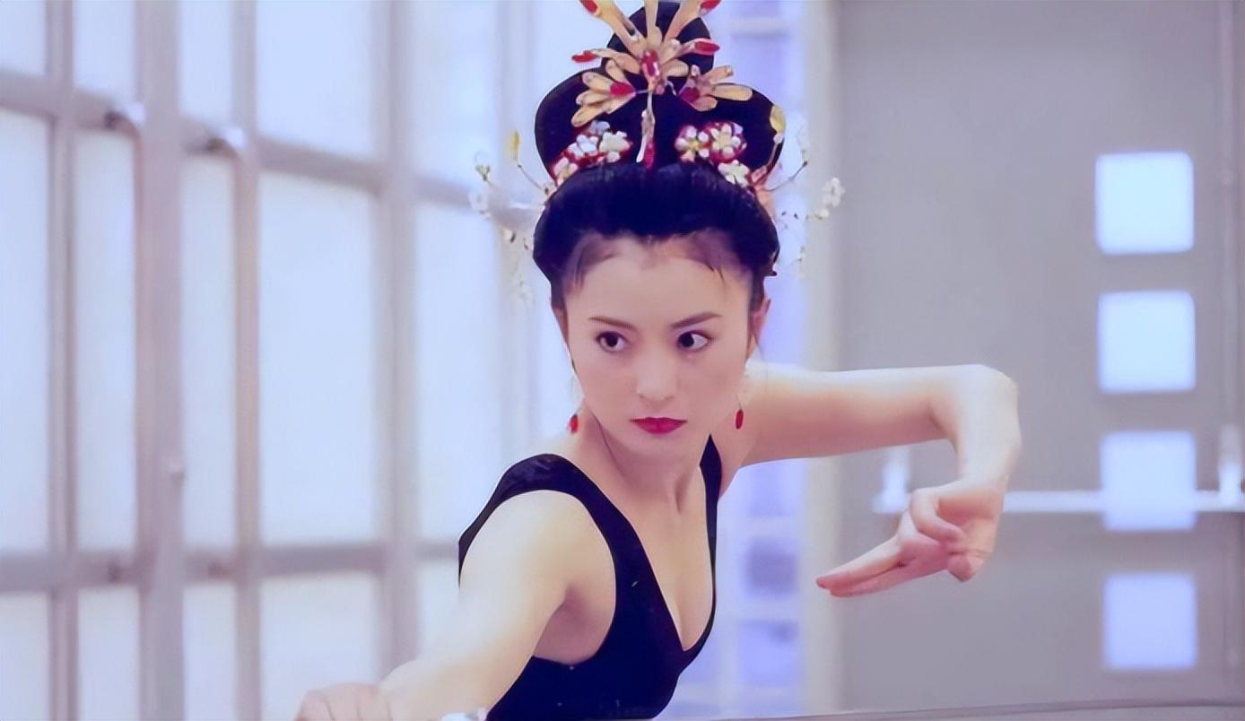 李赛凤：拍《僵尸先生》的时候，导演让我把领口拉的越低越好