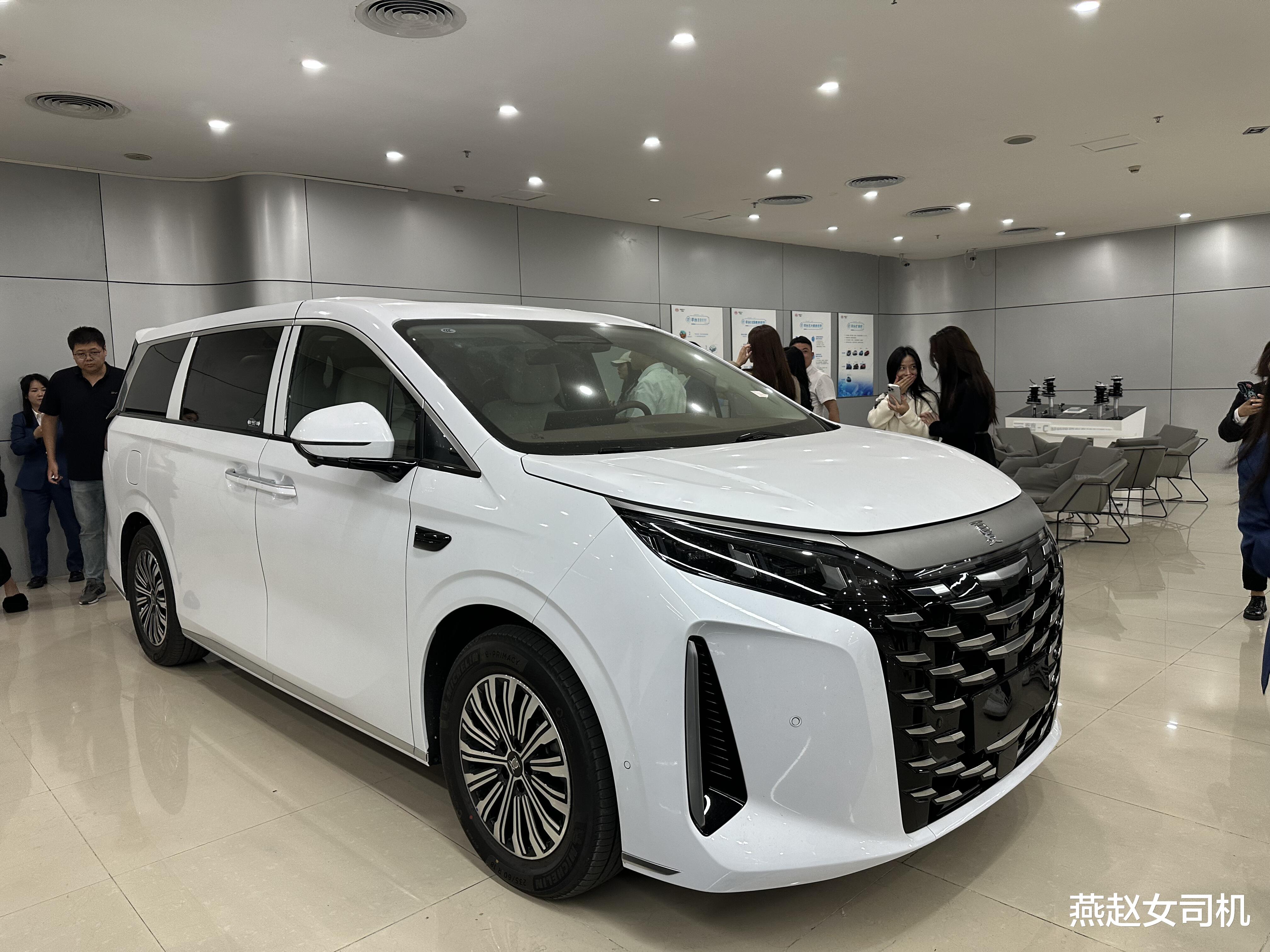 比亚迪夏实车现身，长超5米1+冰箱彩电大沙发，配421马力+云辇-C