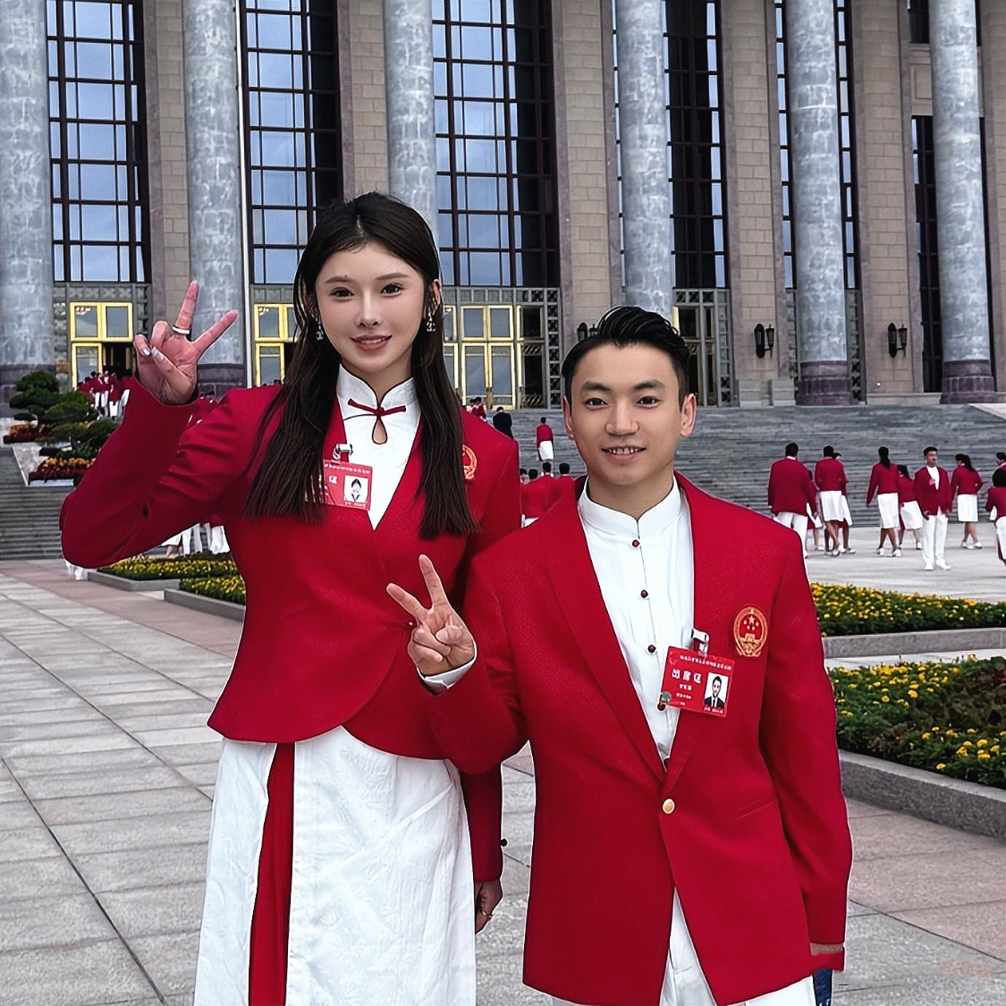 吴艳妮化妆参会惹争议！跟多位冠军合影，孙颖莎可爱，王楚钦淡定