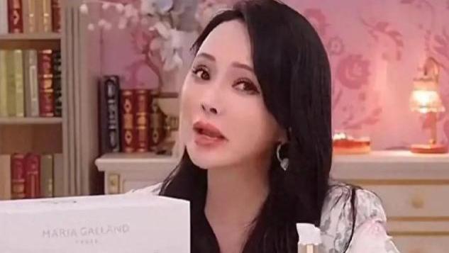 伊能静感谢秦昊帮忙追星成功，拿到霉霉演唱会门票