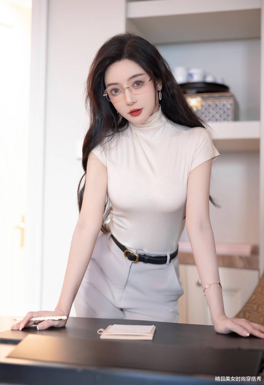 让你走路带风的职场穿搭指南：高领体恤衫配直筒裤轻松提升气质