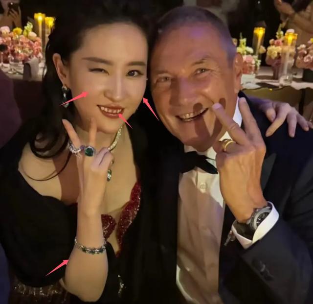 刘亦菲NBA看球生图来了，脖子太粗挤出颈纹，母女俩双双发福被嘲