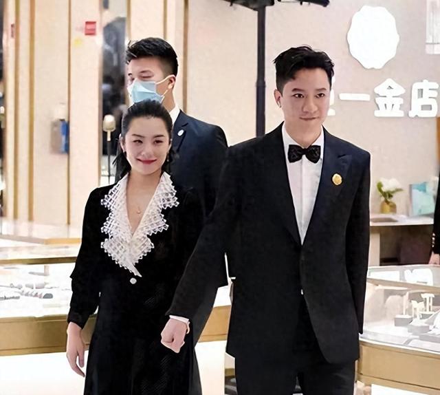 刘璇丈夫胖得油腻!她发福后似阔太,踩20cm高跟仍比丈夫矮半截