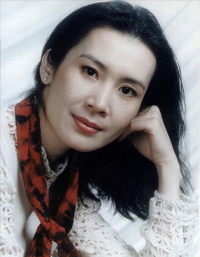 她是国家一级演员，正军级待遇，33岁离婚至今单身，66岁气质不凡