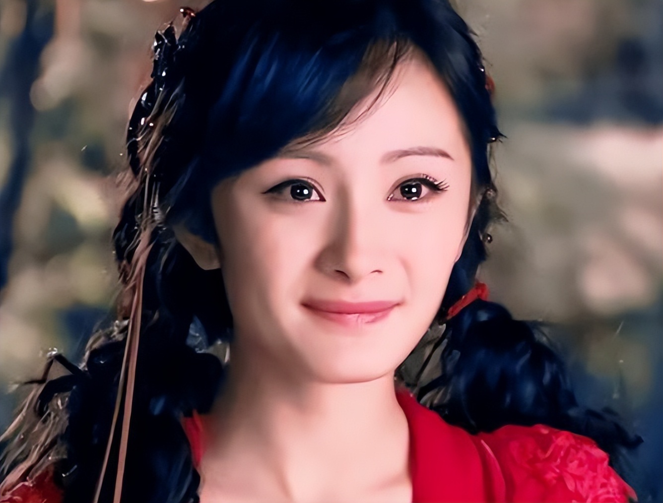 北京这一夜,人情世故、江湖地位,在杨幂和张艺谋这张照片上体现得淋漓尽致