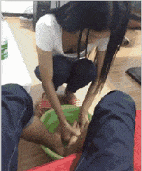 郑恺苗苗两家人吃团圆饭，三胎女宝宝出镜，老大老二正脸都像郑恺