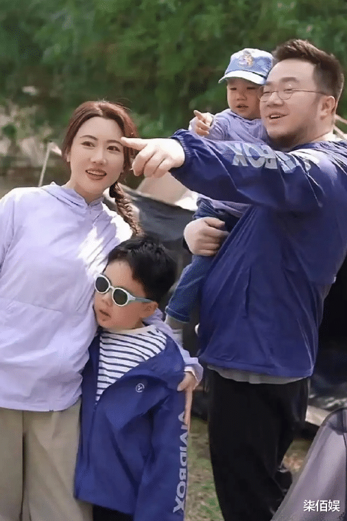 宋丹丹一家逛迪士尼，儿子儿媳穿着朴素自己带娃，俩孙子长相喜人