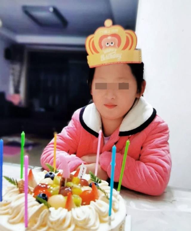 76岁老戏骨养老院过中秋,无儿女看望,想念情人和9岁非亲生女儿