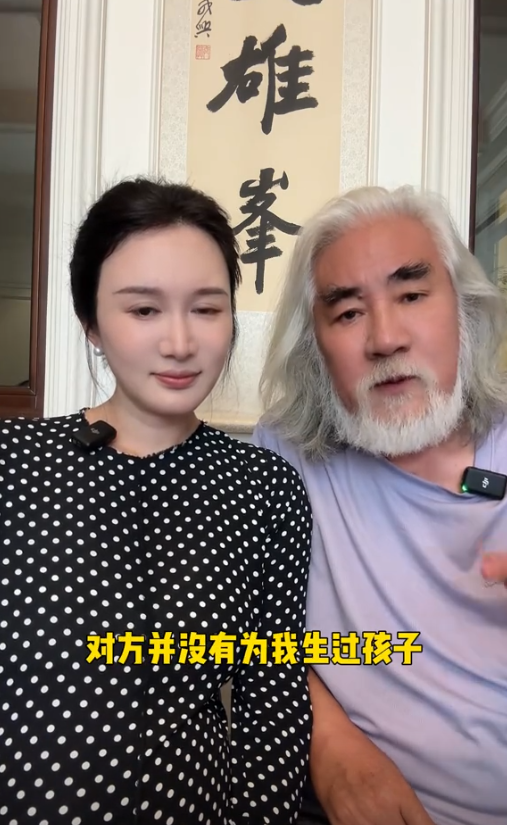 73岁张纪中给娇妻涂妊娠油，双手粗糙老年斑明显，网友恶心坏了