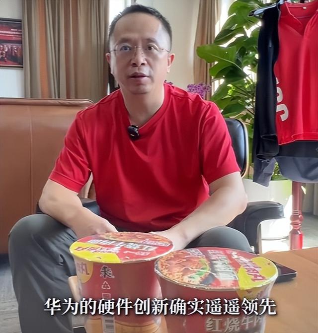 美国博主隔空测评华为三折叠手机,称韩国能做出来,他们就拥有了