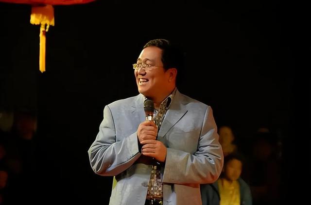 |句兆杰：多次登上春晚，二婚娶小11岁“丫蛋”为妻，如今怎样了？