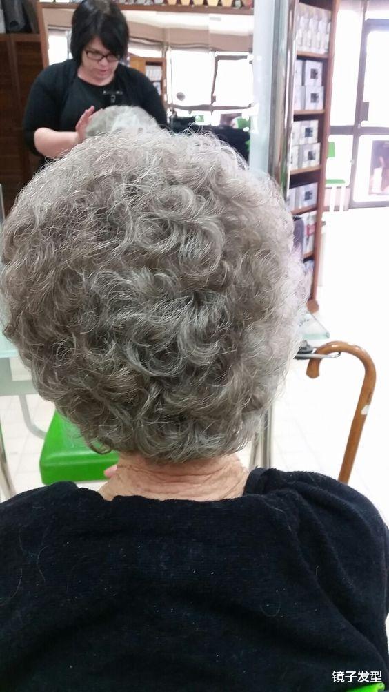 奔七奔八的姐妹，头发变白发型这样整，很美很满意