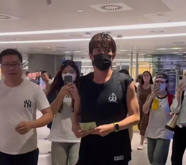 又被林更新帅到！机场怼代拍好过瘾，瘦了好多腿超细