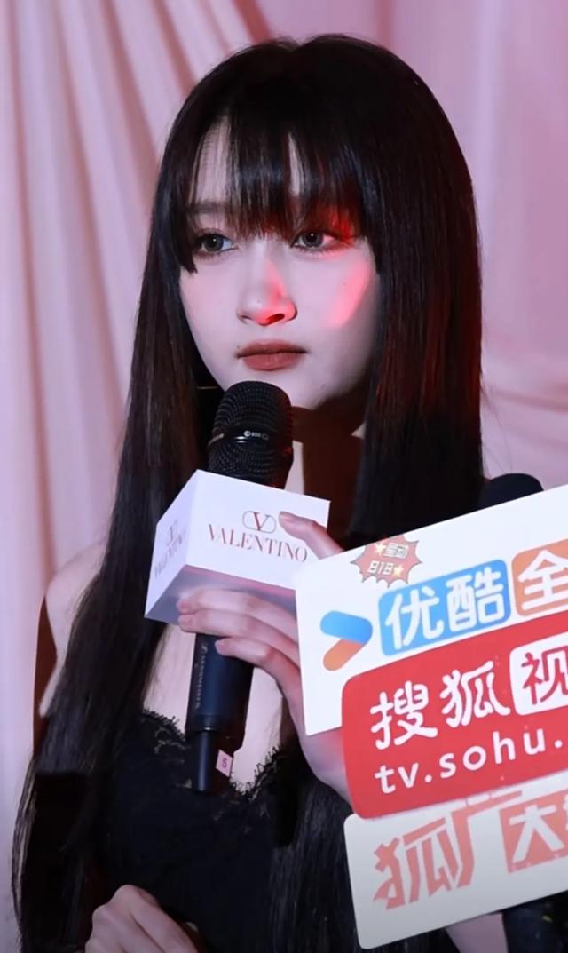 好家伙!赵露思好起来了,关晓彤又成土气女巫,齐刘海网红妆翻车