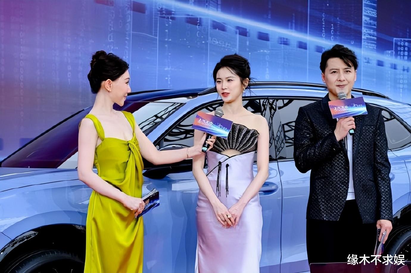 新时代国际电视节红毯:陆毅发福,俩女星变性感,38岁姜妍秒杀!