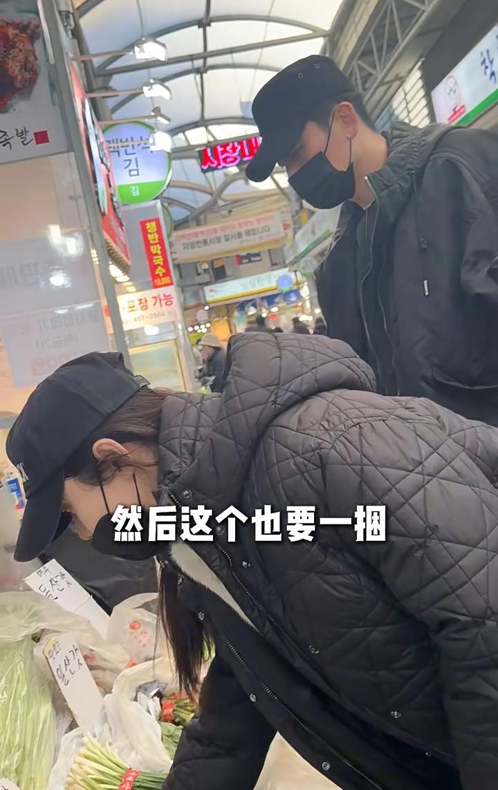 秋瓷炫带娃老公回娘家,逛菜市一路吃,打扮朴素无人认,大海累趴