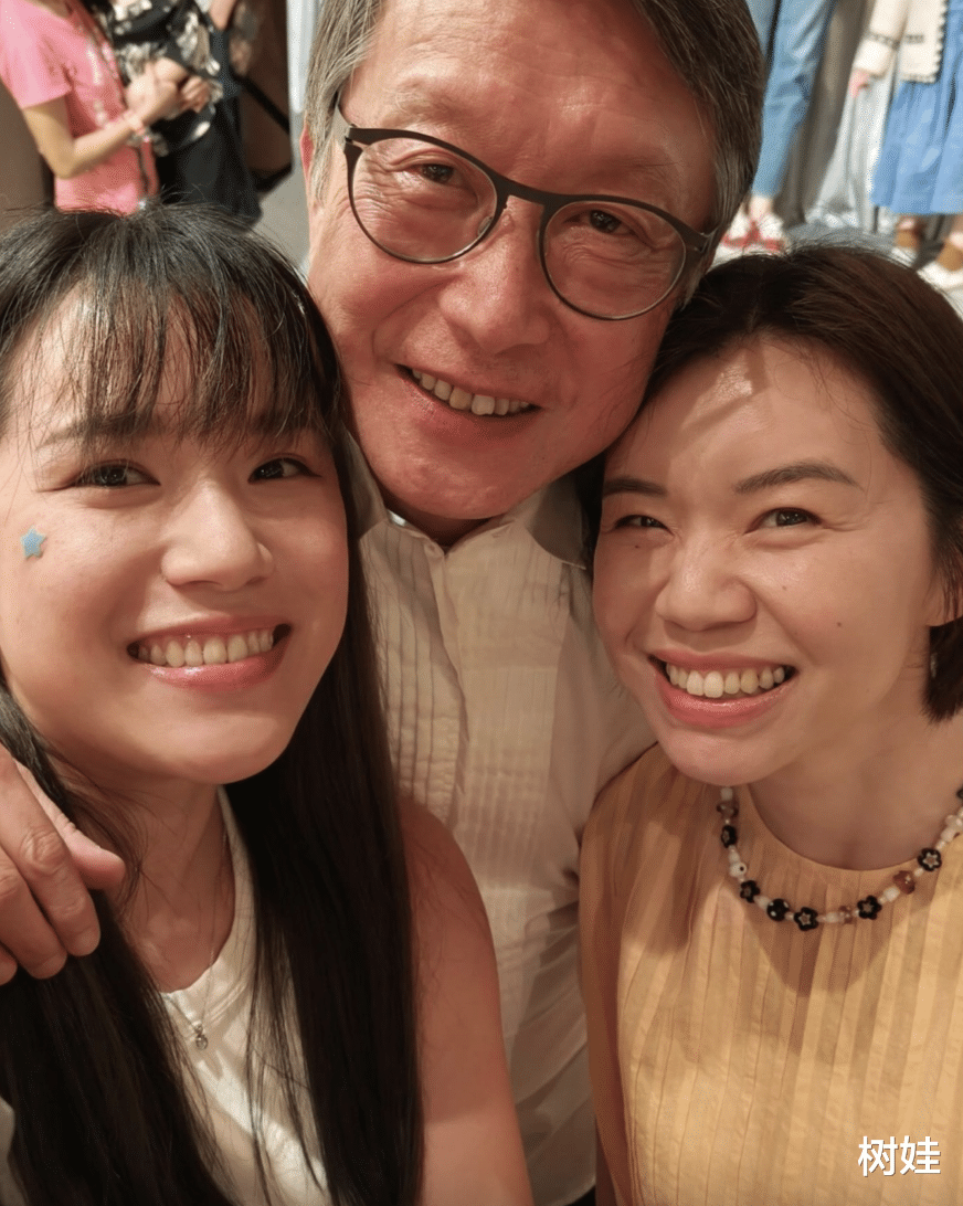 刘伟强庆祝64岁生日,58岁混血女星罕露脸,刘伟强搂着其女儿合照