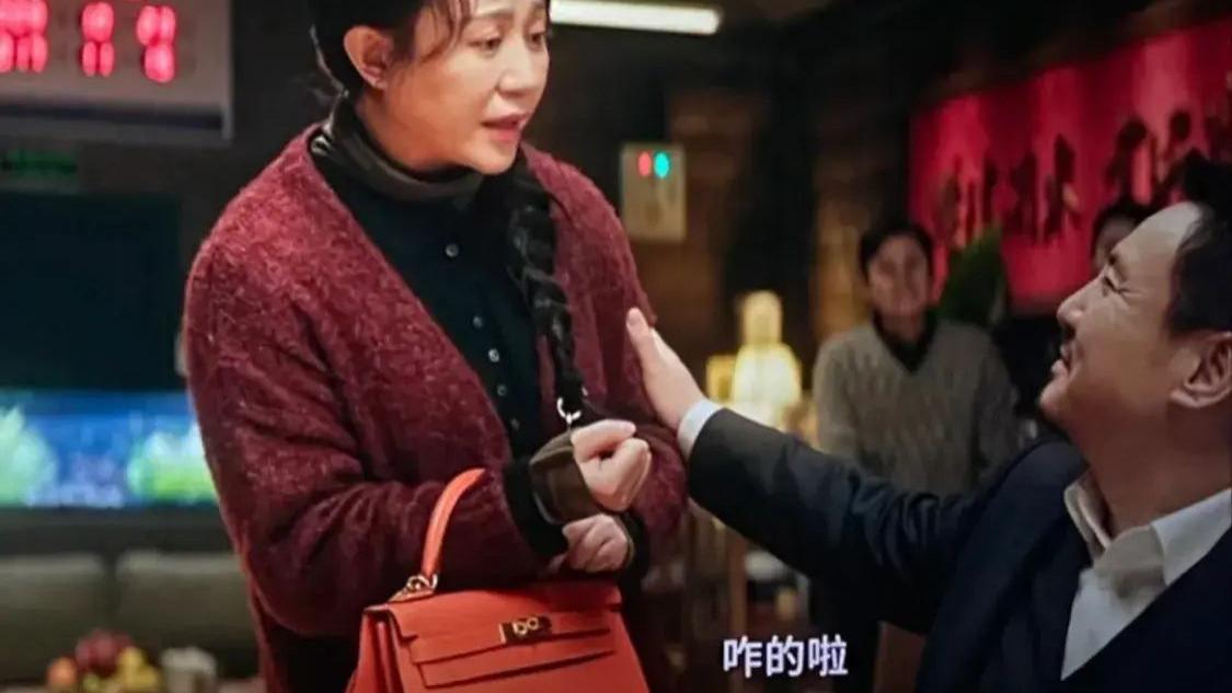 马丽在电影《抓娃娃》里扎巴黎世家的头绳，爱马仕橙色包包火了