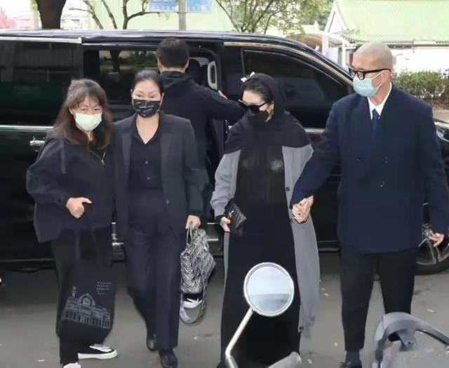 黄春梅偶像包袱重，参加亲家葬礼拎名牌包，徐熙娴拿布包像保姆