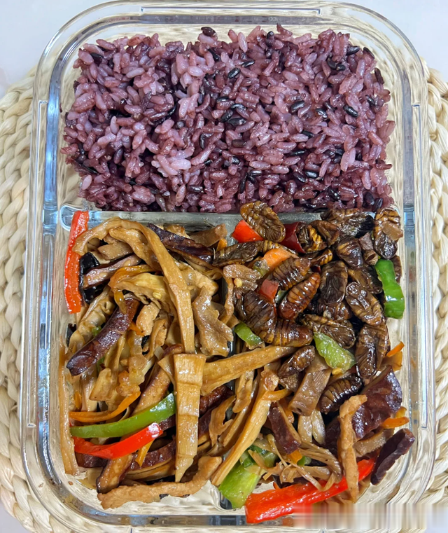 安徽女子带饭上班，同事之间议论不已，老板：再带饭就别干了