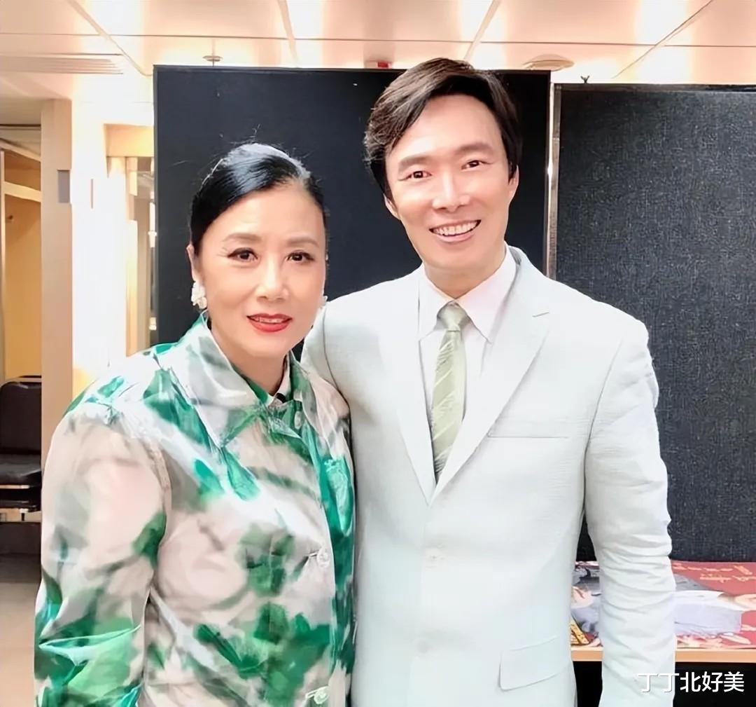 林青霞同框汪明荃,69岁自然老太有魅力,阿姐靓丽打扮都被抢风头