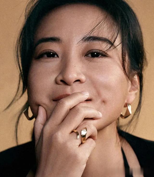 贾玲再接新代言,露脐装身材一览无余,明媚笑容好强的生命力