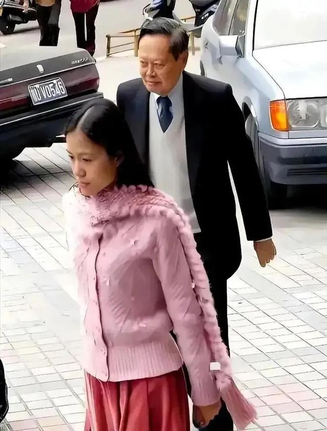 103岁杨振宁寿辰全家福曝光,49岁翁帆气质如少女,美的太突出了