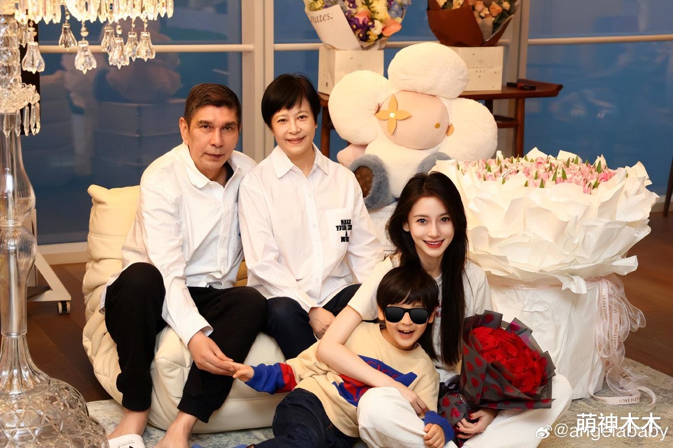 杨颖庆生显落寞，闺蜜杨幂祝福罕见缺席，黄晓明女友同一天秀钻戒