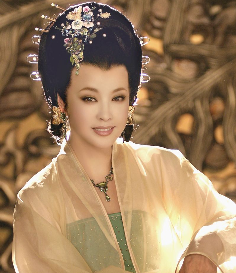 原来“不老女神”都是假的!离开化妆和精修后,跟普通人一样