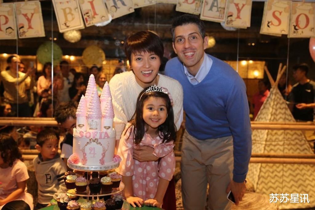 48岁梁咏琪秒删外籍丈夫与女儿家庭照!恐因豪宅曝光信息量太大