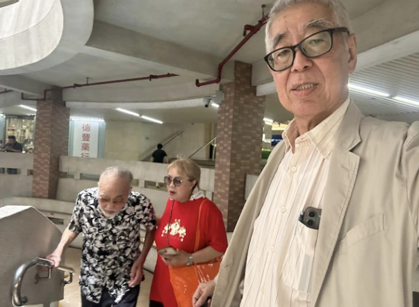 82岁卢海鹏生活艰难，右眼失明腿有伤，子女不在身边多得友人相伴