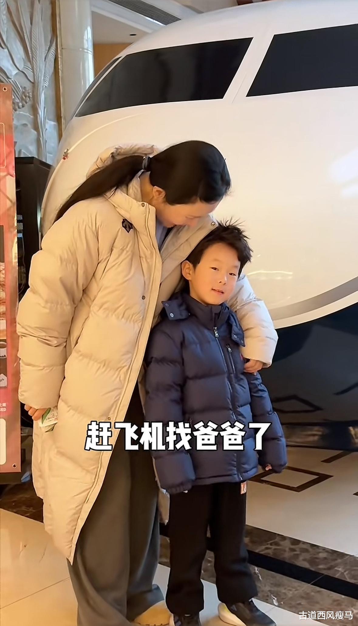 张纪中一家五口在美国过年,唯独没带大儿子,继子年纪越大越忌讳