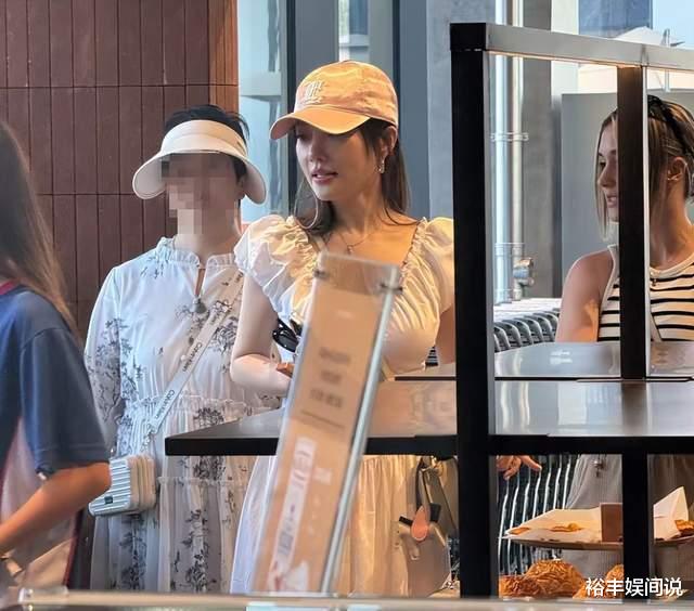 太壕!李小璐母女秦皇岛看房,甜馨穿校服太显黑,曝学费一年30万