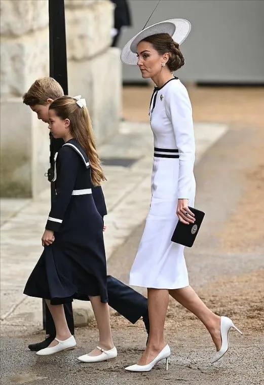 夏洛特亮相阅兵仪式，眼神霸气超有范，像极了曾祖母伊丽莎白女王