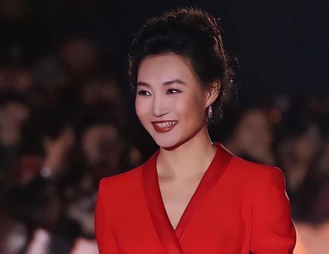 深扒之下，终于知道央视主持人李梓萌为何46岁还不结婚了!