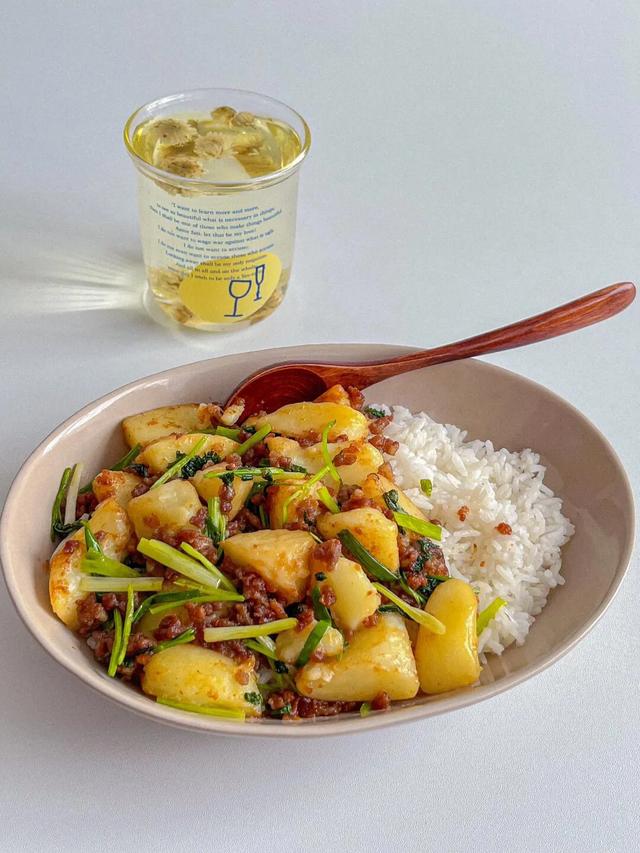 夏天又热又忙，午餐可以像我这样做，简单炒一炒，营养又美味