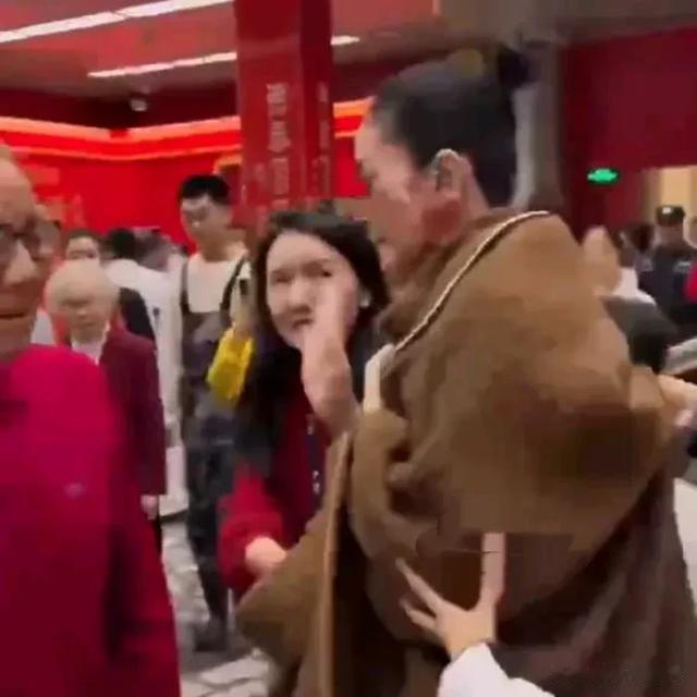 王菲下春晚状态反常,幕后憔悴身影惹人疼!敬业精神令人钦佩!