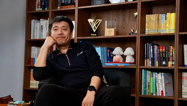 张雪峰公开首度曝光的女儿照片,眉眼神态像爸爸,小眼神里尽是宠溺