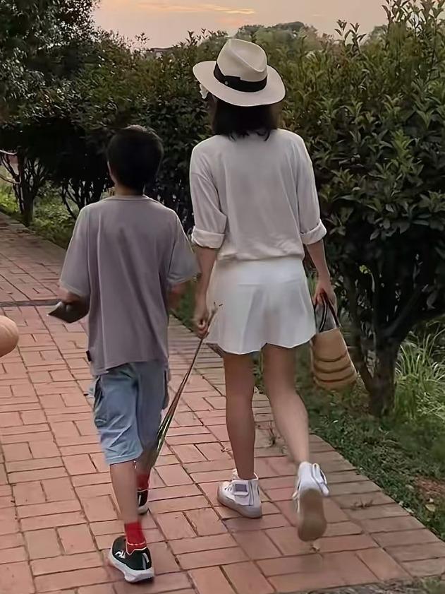 汪涵老婆晒儿子,9岁小沐沐正脸曝光超像妈妈,身高出众好帅气
