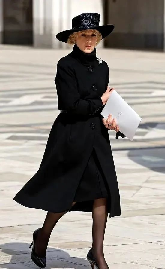 看到顶级富太离婚也要偷拿上亿名画，懂了大S汪小菲的离婚狗血剧？