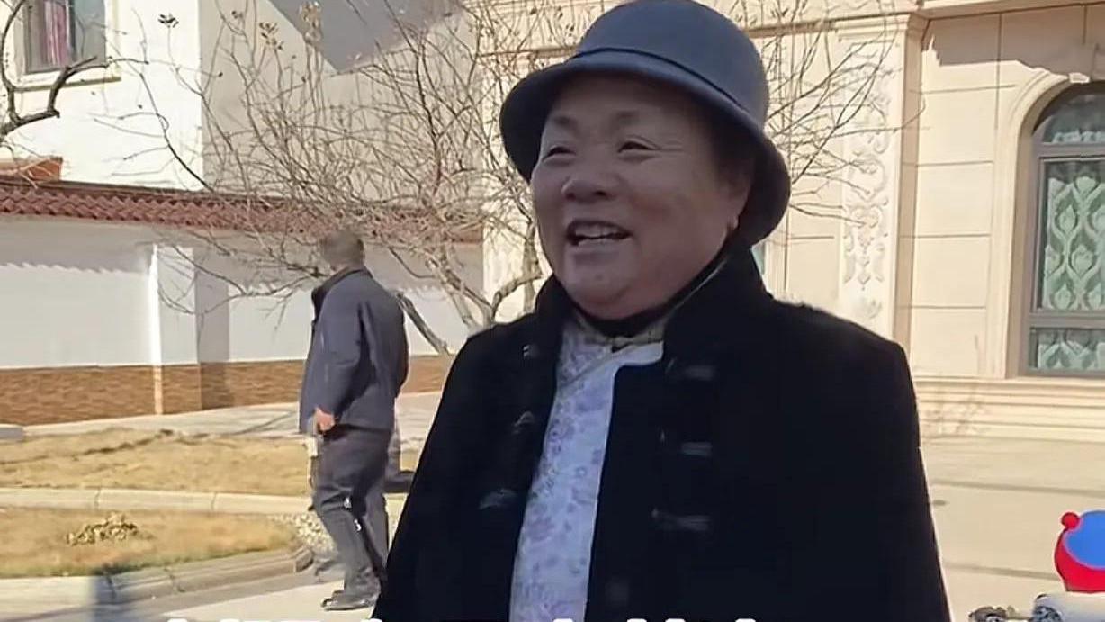 刘强东母亲首度露脸，展示儿媳章泽天买的大衣，婆媳情深阖家幸福