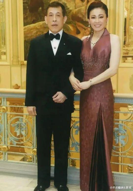 苏提达终于喜笑颜开了,泰王终于表态,开始下令制作“皇冠海报”