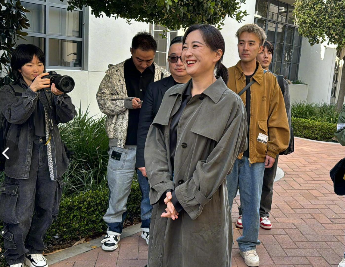 贾玲冲出国门现身美国!她凭借一己之力,在好莱坞面前虎口夺食