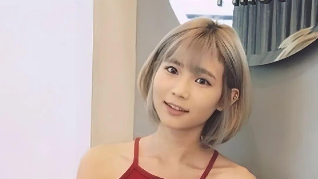 清纯童颜与火辣身材完美结合的短发辣妈