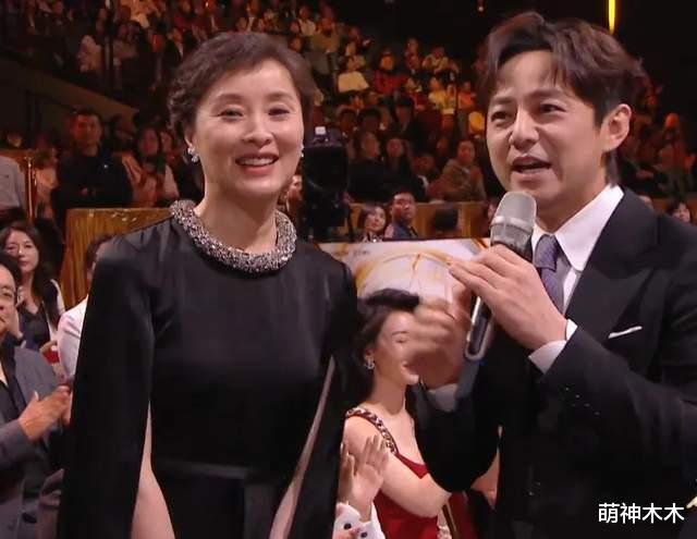 金鹰奖状况百出：闫妮险摔倒，何炅刘涛接连嘴瓢，赵丽颖紧张变脸