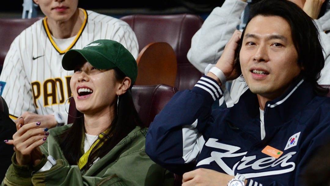玄彬孙艺珍同框看球赛！玄彬幸福肥显邋遢，女方颜值依旧在线