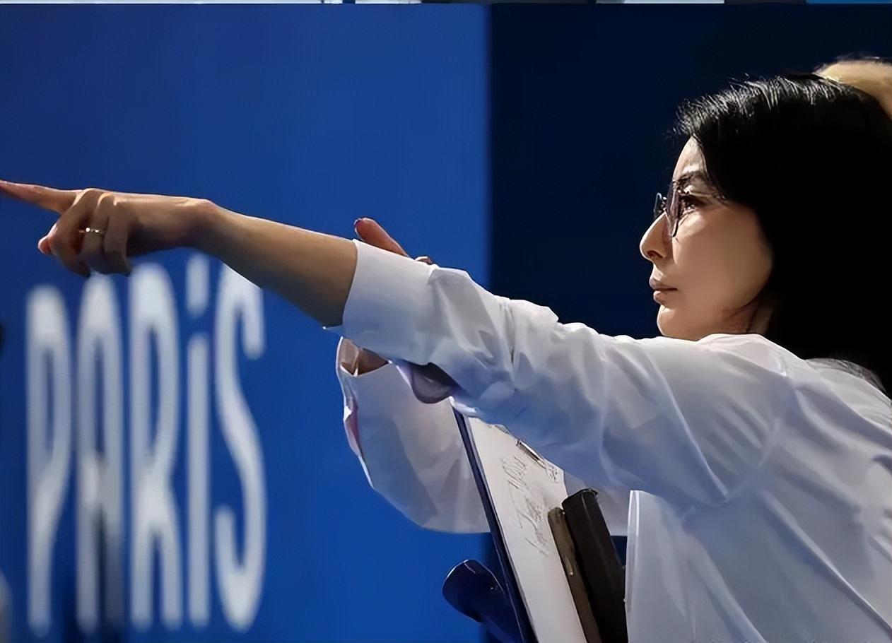 谁说穿衣越暴露越好，看看人家郭晶晶的工作装，多飒