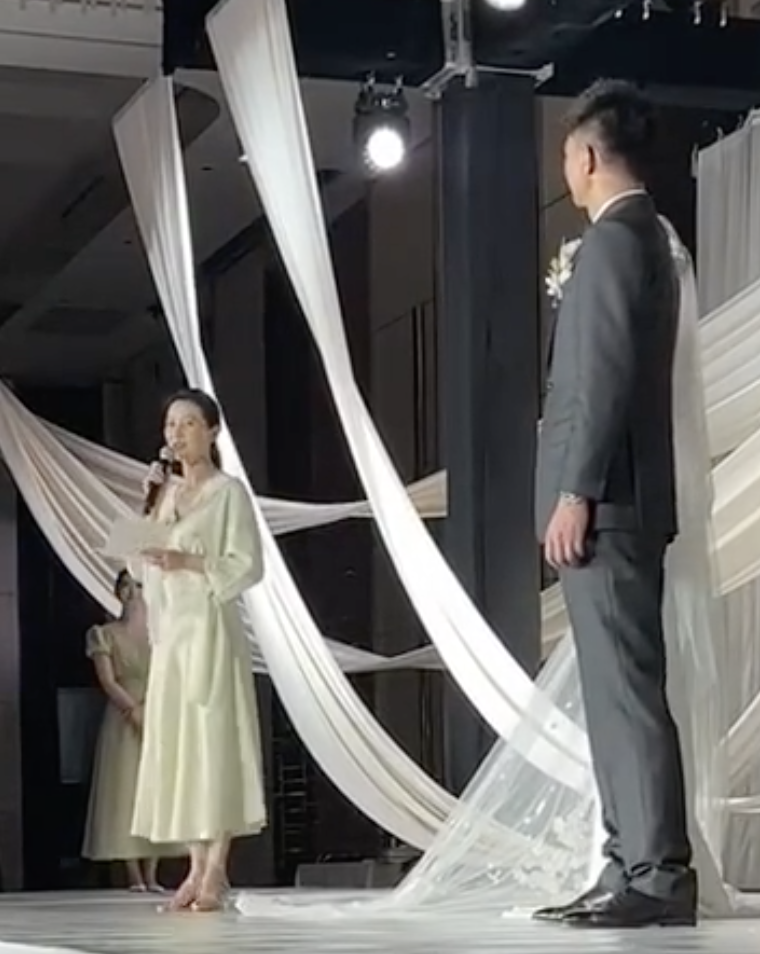 高圆圆赵又廷参加好友婚礼,相视而笑画风超甜,结婚10年却恩爱如初