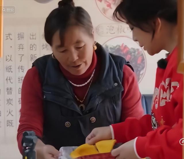 直到看见刘晓庆打包剩菜，才明白向太为什么说她大智若愚！