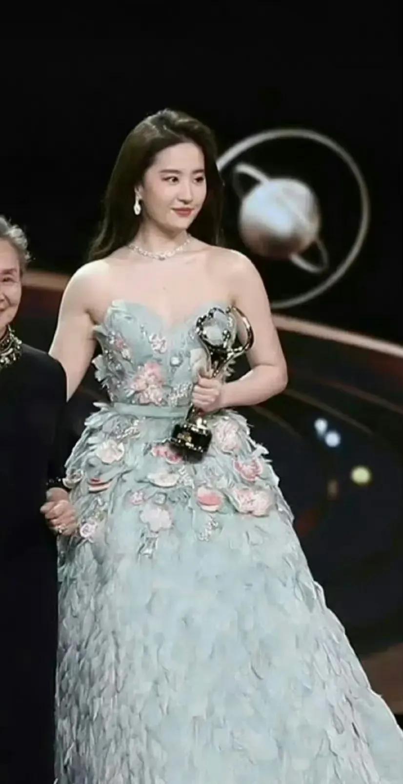 刘亦菲膀大腰圆早已不是神仙姐姐?再看她和杨幂的合照你就有答案